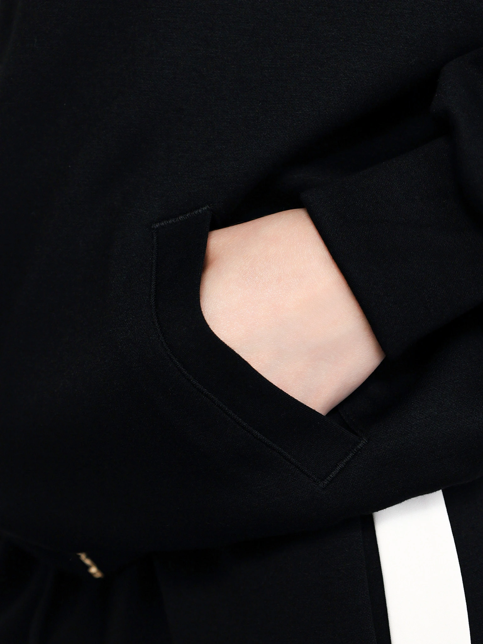 Куртка трикотажная черного цвета прямого кроя